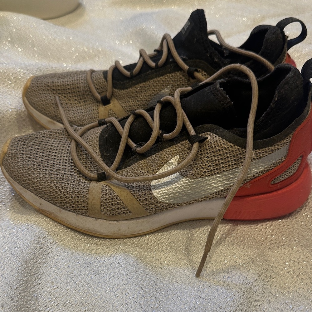 Nike Tan and Red Mesh Sneakers